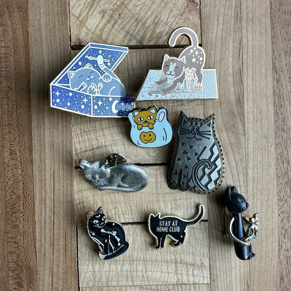 VTG 8 Brooches Pins 1-1.7 Inch The Gray Muse Plus Others Whimsical Cat Kitten